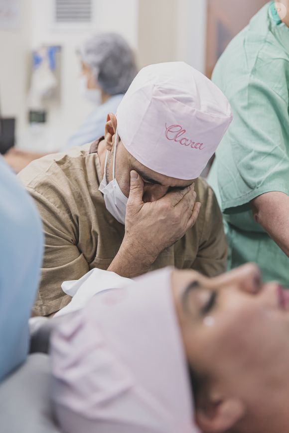 Nascimento da filha de Zezé Di Camargo e Graciele Lacerda: cantor se emocionou ao acompanhar parto de Clara