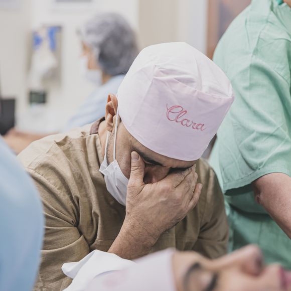 Nascimento da filha de Zezé Di Camargo e Graciele Lacerda: cantor se emocionou ao acompanhar parto de Clara