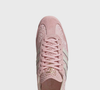 Tendência que voltou com força, a calça capri cria contraste elegante com o rosa elegante e marcante do tênis