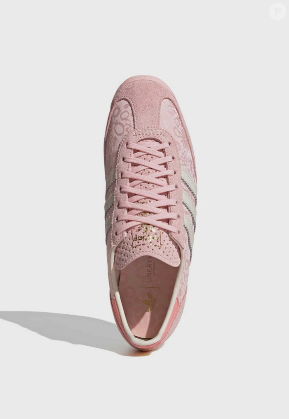 Tendência que voltou com força, a calça capri cria contraste elegante com o rosa elegante e marcante do tênis