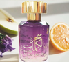 Com notas de flores brancas, frutas e ingredientes adocicados, o Sahr Al Kalimat, da Sahari, aposta em uma composição que transita entre o frescor cítrico e um fundo envolvente. Classificado como oriental floral feminino, o perfume reúne jasmim-sambac, pera, flor de laranjeira, baunilha e âmbar