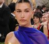 Hailey Bieber usa corset dourado com saia azul anil e reforça o tema ‘Fashion is Art’ no tapete vermelho