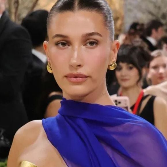 Hailey Bieber usa corset dourado com saia azul anil e reforça o tema ‘Fashion is Art’ no tapete vermelho