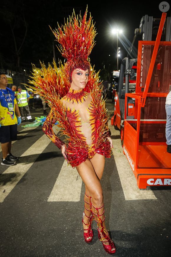 Musa da Beija-Flor, Giovanna Lancelotti surpreende com look imitando o fogo