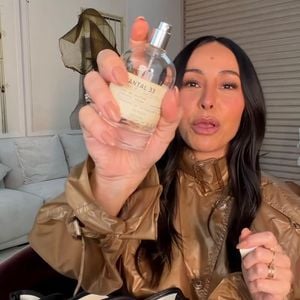 Entre os perfumes que Sabrina Sato carrega na bolsa está o Santal 33, da Le Labo, fragrância que ela contou amar e que faz parte da sua mistura diária de perfumes