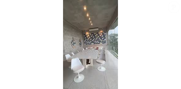 Luxo, privacidade e arquitetura marcam os três imóveis de Glória Pires que chamam atenção no mercado de alto padrão: vila à beira-mar em Alagoas, mansão cercada de natureza em Angra e residência elegante em Brasília