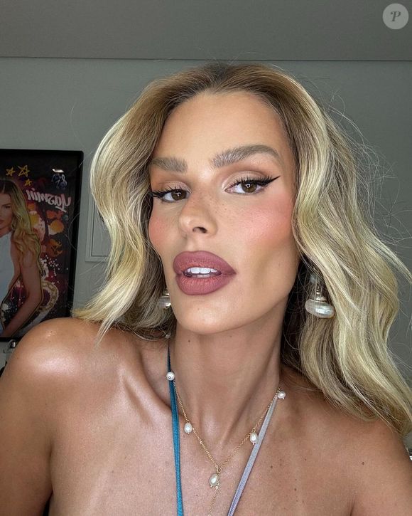 Yasmin Brunet é conhecida por usar roupas que valorizem a silhueta e seu corpo definido. Esse vestido azul a deixou deslumbrante!