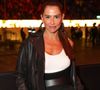 Deborah Secco elegeu um look comportado de calça, camiseta branca e jaqueta de couro para o show