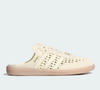 Samba Mule Woven Crew 'White' é a releitura da clássica Samba da Adidas em versão mule, com design sem calcanhar que deixa o calce mais prático e contemporâneo
