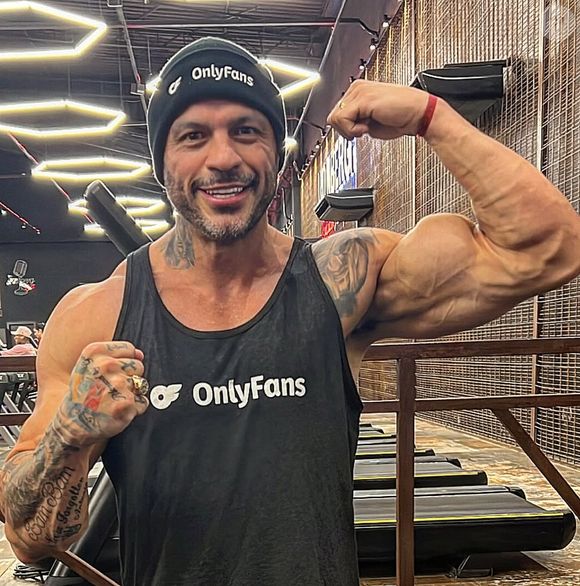 Davi Brito x Kleber Bambam: antes de luta, campeão do 'BBB 1' provocou vencedor do 'BBB 24': 'Vai sair de ambulância e balão de oxigênio'