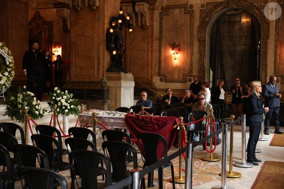 Corpo de Ney Latorraca é velado no salão principal do Theatro Municipal no Rio de Janeiro