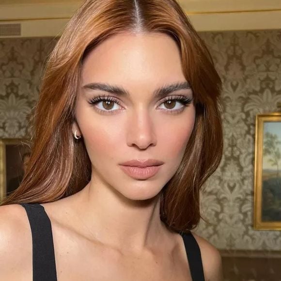 Kendall Jenner, outra famosa de cabelo ruivo acobreado, foi inspiração para ruivo adotado por Sasha Meneghel