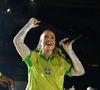 Cantora aposta em look patriótico com muito brilho e coloca as pernas de fora em show no Maracanã