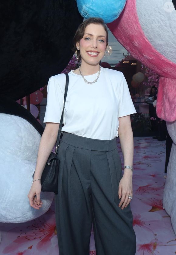 Fabiana Justus escolheu uma estética mais clássica e elegante, com uma camiseta branca minimalista combinada a calça de alfaiataria cinza de caimento amplo.