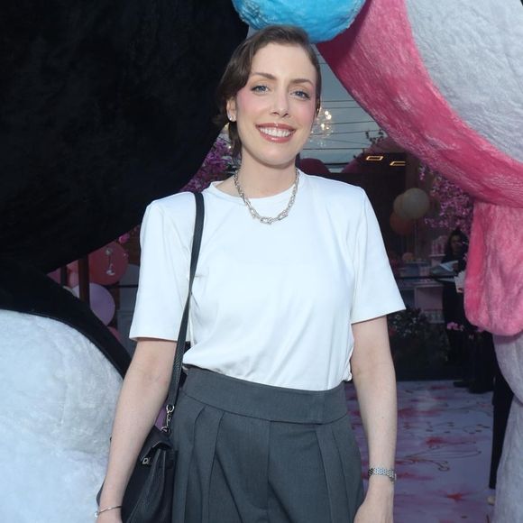 Fabiana Justus escolheu uma estética mais clássica e elegante, com uma camiseta branca minimalista combinada a calça de alfaiataria cinza de caimento amplo.