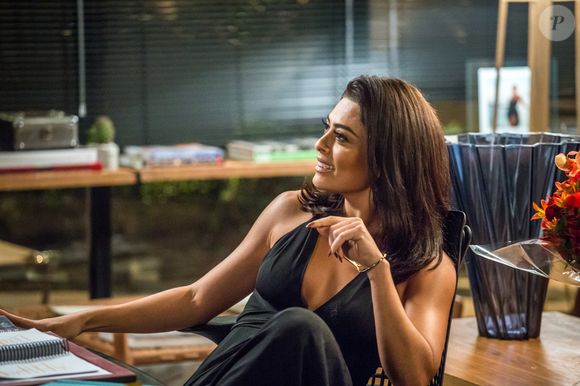 Do escritório ao evento: Quando a ocasião pedia, Carolina investia em vestidos elegantes, maquiagem marcante e muito batom vermelho. Neste look vemos o macacão preto marcante da personagem