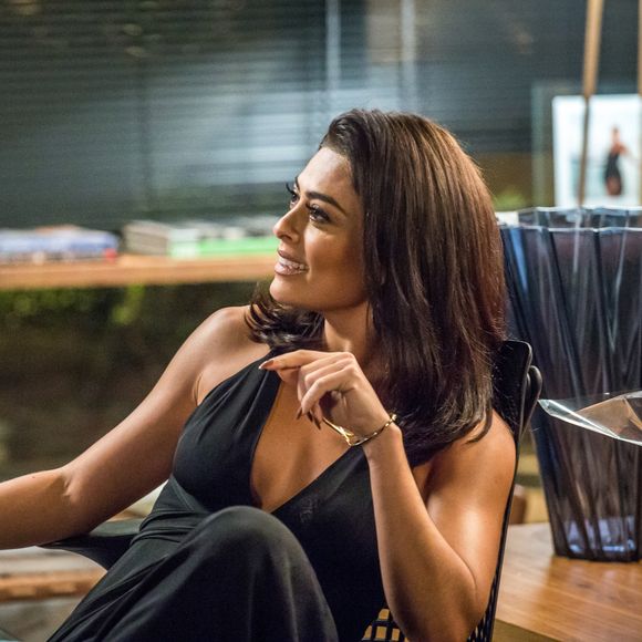 Do escritório ao evento: Quando a ocasião pedia, Carolina investia em vestidos elegantes, maquiagem marcante e muito batom vermelho. Neste look vemos o macacão preto marcante da personagem