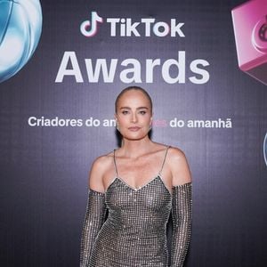 Angélica exibe calcinha cavada em look do TikTok Awards 2024