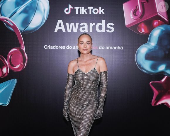 Angélica exibe calcinha cavada em look do TikTok Awards 2024