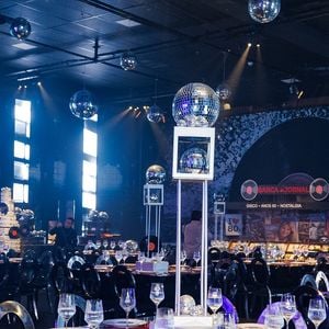 A festa de Ticiane Pinheiro transformou o espaço Bisutti Boulevard JK em uma verdadeira discoteca luxuosa inspirada nos anos 80