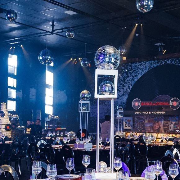 A festa de Ticiane Pinheiro transformou o espaço Bisutti Boulevard JK em uma verdadeira discoteca luxuosa inspirada nos anos 80