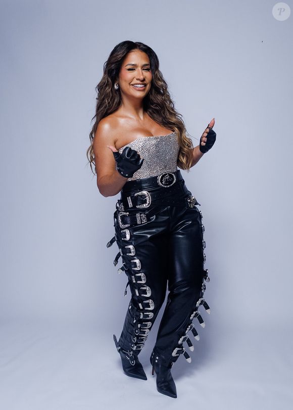 Calça de couro de Simone Mendes tem aplicação de 28 fivelas nas laterais e é bem ajustada ao corpo