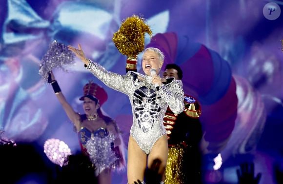 Xuxa também usou parte da performance para dedicar o show aos seus futuros netos