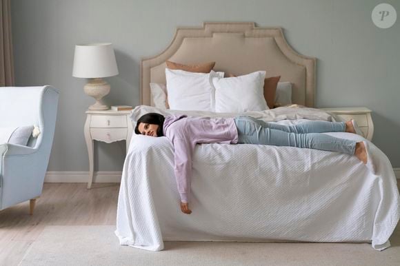 Quando o corpo está exausto, dormir de bruços também pode ser uma maneira rápida de liberar a tensão muscular e pegar no sono mais rápido