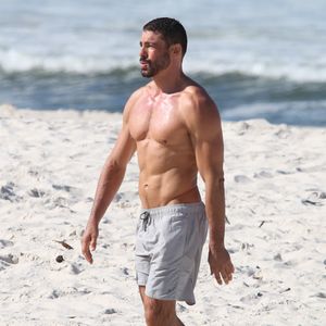 Cauã Reymond exibiu o corpo sarado em manhã de praia