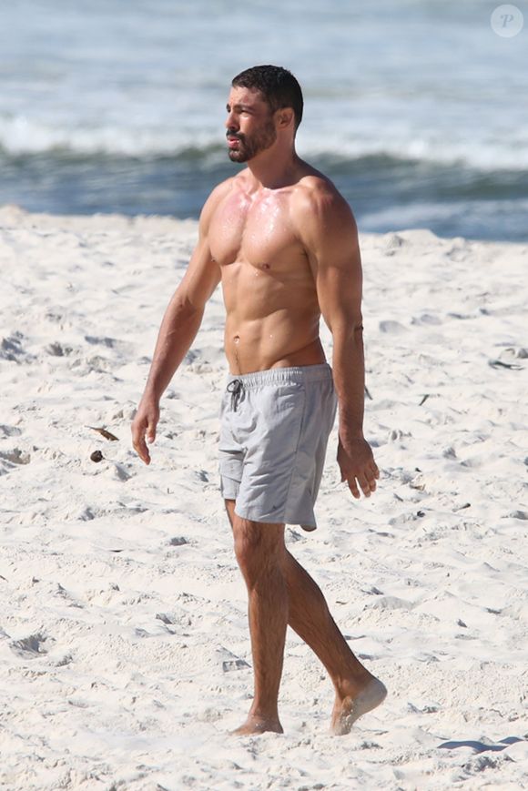 Cauã Reymond exibiu o corpo sarado em manhã de praia