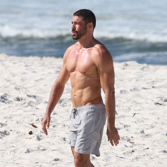 Cauã Reymond exibiu o corpo sarado em manhã de praia