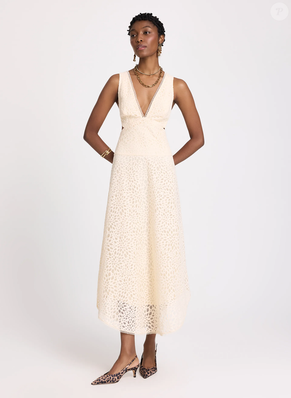 O Vestido Talia Feminino, da Le Lis, custa R$ 512,00 e aposta em uma estética romântica com laise, detalhes vazados, decote em 'V' e saia de caimento fluido