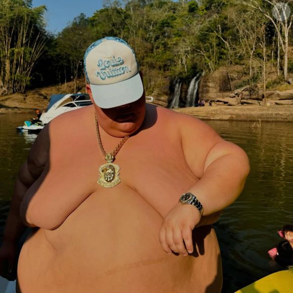 Gordão da XJ sempre gostou de ostentar os frutos da carreira em suas redes sociais, com colares, mulheres e relógios de luxo