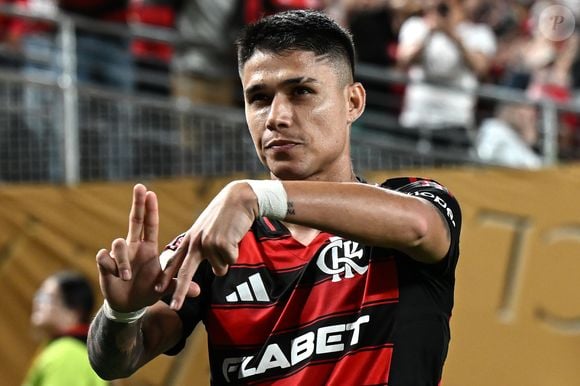 Aos 70 minutos, Luiz Araújo marcou o segundo gol do Flamengo, com assistência de Jorginho, sacramentando a vitória rubro-negra