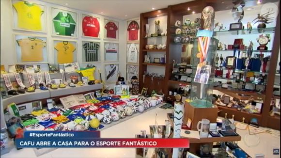 Casa milionária e de luxo que foi de Cafu: sala reservada para os inúmeros troféus e vitórias do ex-jogador da Seleção