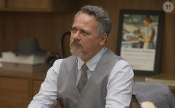 'Garota do Momento': Raimundo (Danton Mello) fica cheio de ciúmes e com raiva ao flagrar momento íntimo de Tavinho (Angelo Paes Leme) e Lígia (Palomma Duarte), sua ex e mãe de seus filhos