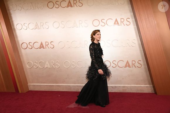 Oscar 2025: Fernanda Torres aposta em cabelo volumoso, unhas e maquiagem mais clean.
