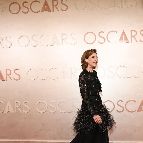Oscar 2025: Fernanda Torres aposta em cabelo volumoso, unhas e maquiagem mais clean.