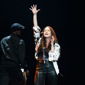 Ícone da música canadense, Alanis Morissette participa da abertura da Copa em Toronto ao lado de Michael Bublé