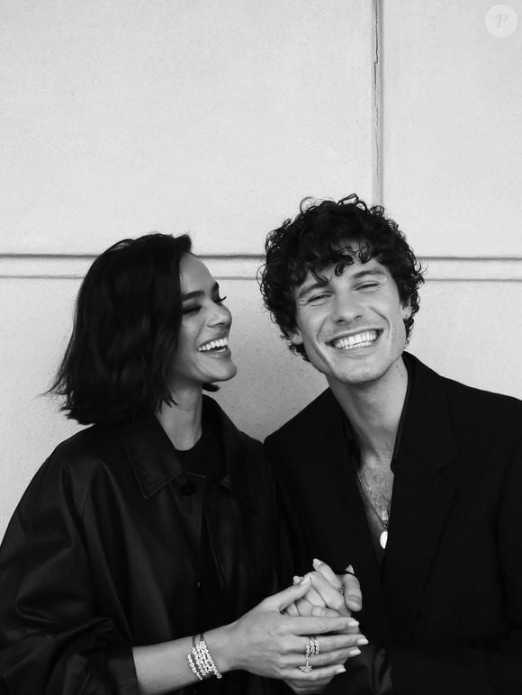Shawn Mendes também elogiou Bruna Marquezine e disse que a atriz o deu uma ajuda para ver a moda com outros olhos