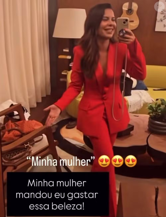 Fernanda Souza aparece com um terninho vermelho, pronta para ir a um evento da Netflix