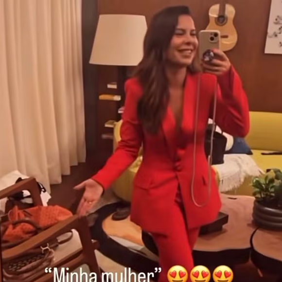 Fernanda Souza aparece com um terninho vermelho, pronta para ir a um evento da Netflix