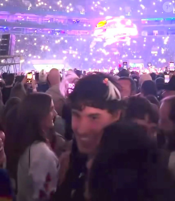 Shawn Mendes surgiu com chuquinhas da Xuxa no cabelo para a segunda noite de 'O Último Voo da Nave'