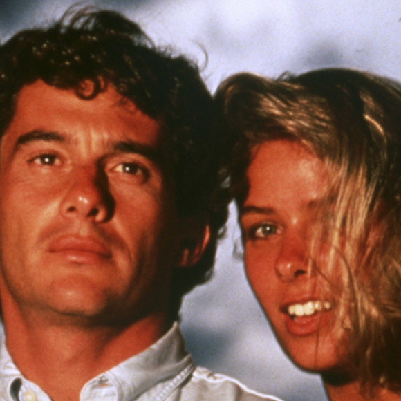 Ayrton Senna e Adriane Galisteu namoraram por um ano, mas a família do piloto nunca teve uma boa relação com a apresentadora