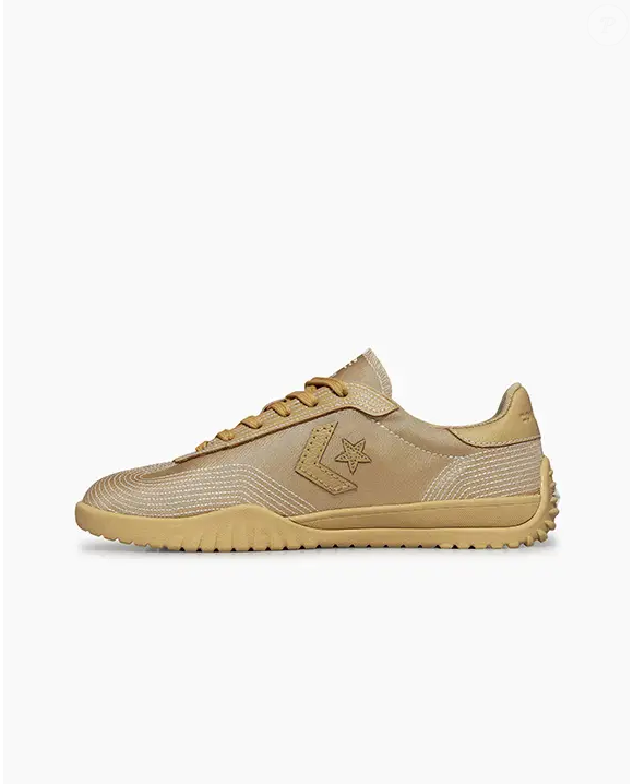 Com acabamento em cetim luxuoso, o novo modelo da Converse transforma produções básicas em looks elegantes sem abrir mão do conforto