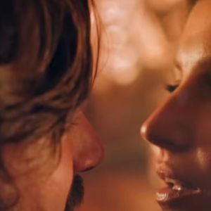 No curta, a modelo surgia em clima de romance com o ator neerlandês Michiel Huisman