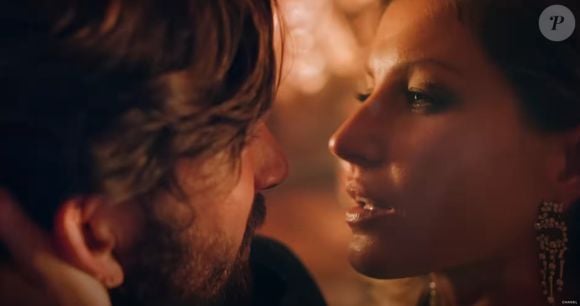 No curta, a modelo surgia em clima de romance com o ator neerlandês Michiel Huisman