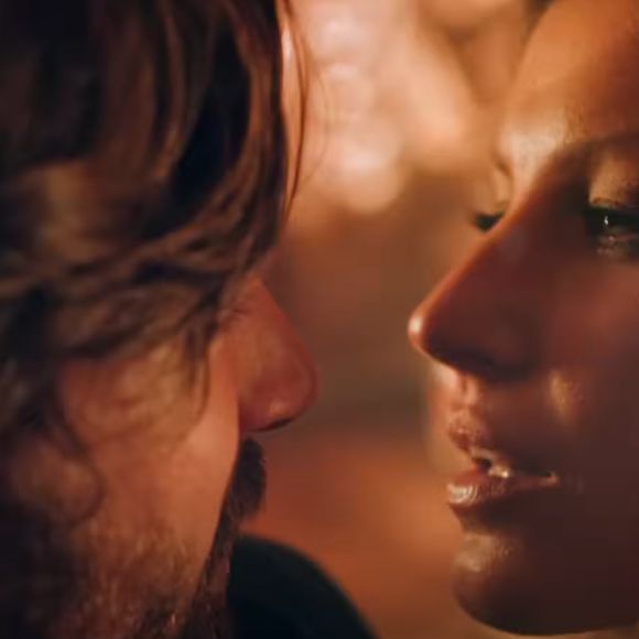 No curta, a modelo surgia em clima de romance com o ator neerlandês Michiel Huisman