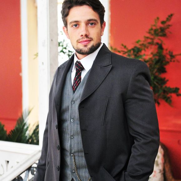 Rafael Cardoso fez parte do elenco de 'Lado a Lado' em 2012
