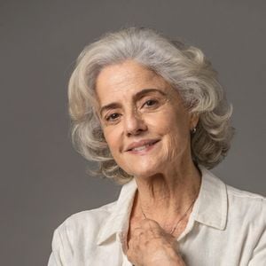 Segundo a psicologia, pessoas mais velhas absorvem a alegria do cotidiano, saboreando uma boa xícara de café ou simplesmente admirando o nascer do sol.